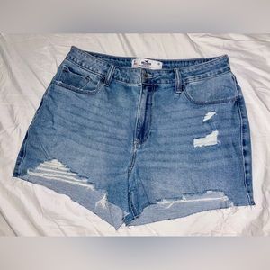 NWT Hollister Curvy High-Rise Ripped Light Wash Denim Mom Short | Size 13/31